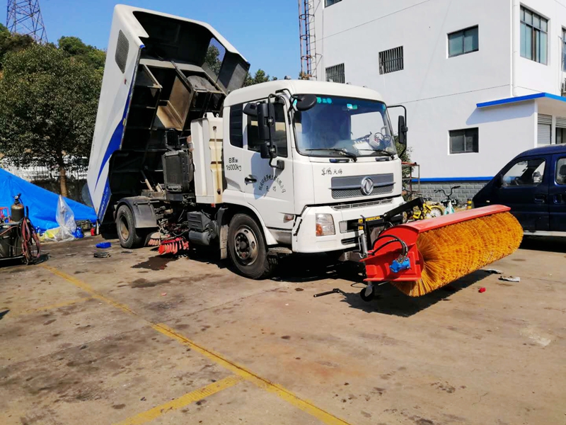 江蘇無(wú)錫桃園垃圾中轉(zhuǎn)站洗掃車安裝掃雪滾刷案例